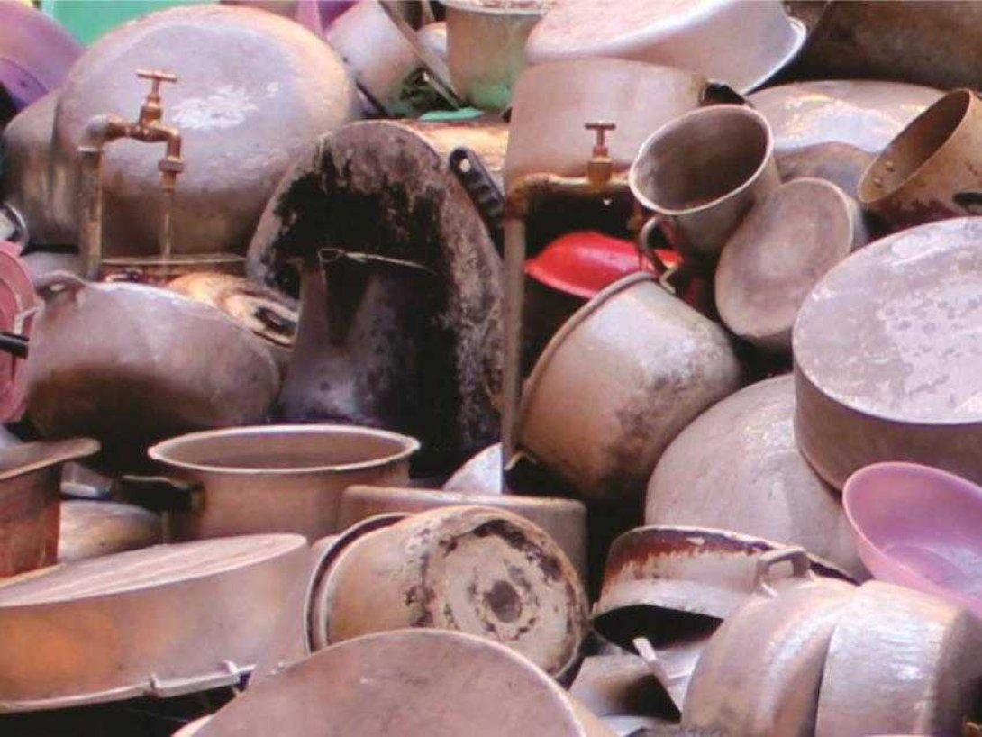 Calderos viejos y llaves de agua. Foto: Francis Sánchez