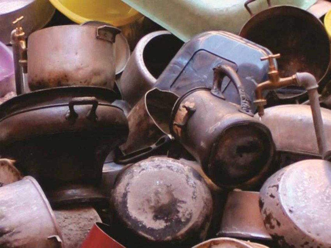 Calderos viejos y llave de agua. Foto: Francis Sánchez