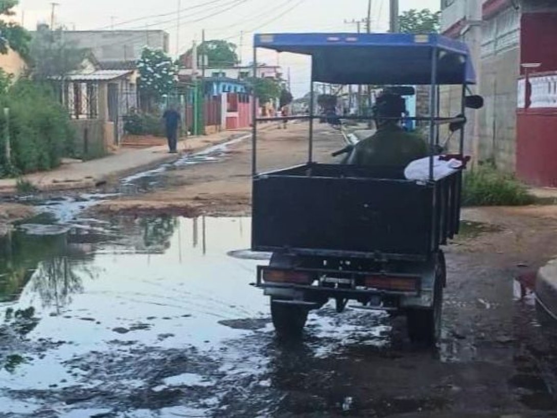 Charcos de aguas residuales en una calle del barrio Carrazana, municipio Morón, en Ciego de Ávila (Cuba).