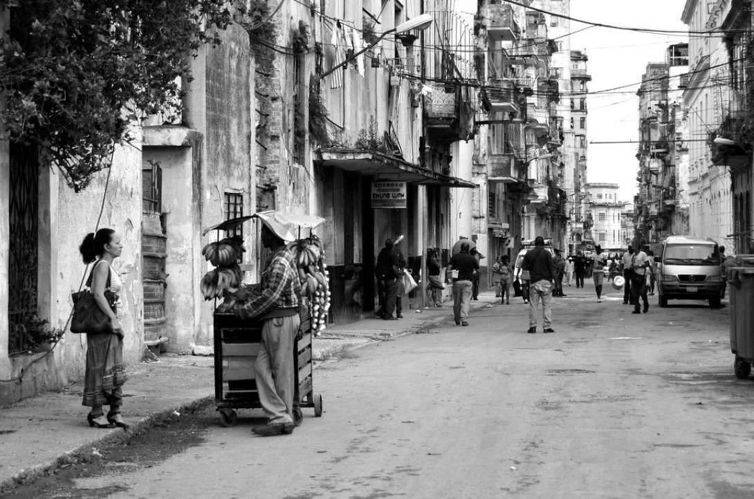 Calle habanera en blanco y negro