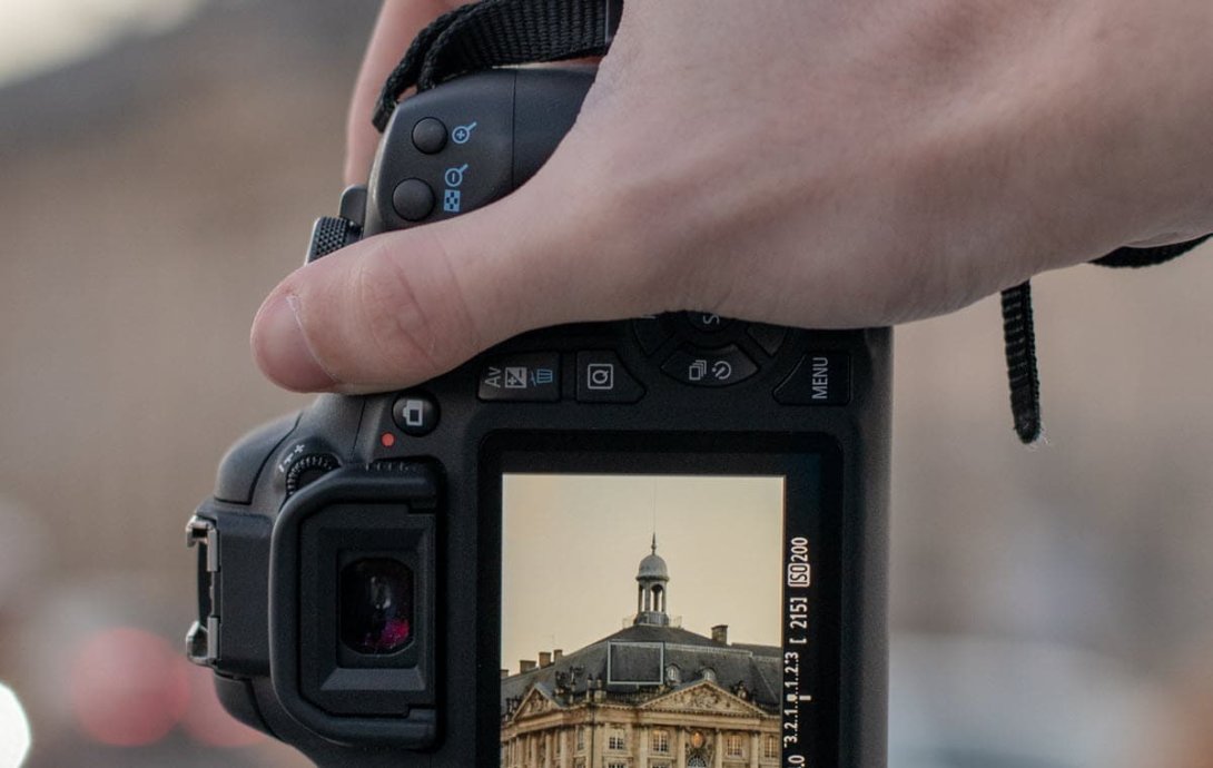 Cámara captando un edificio