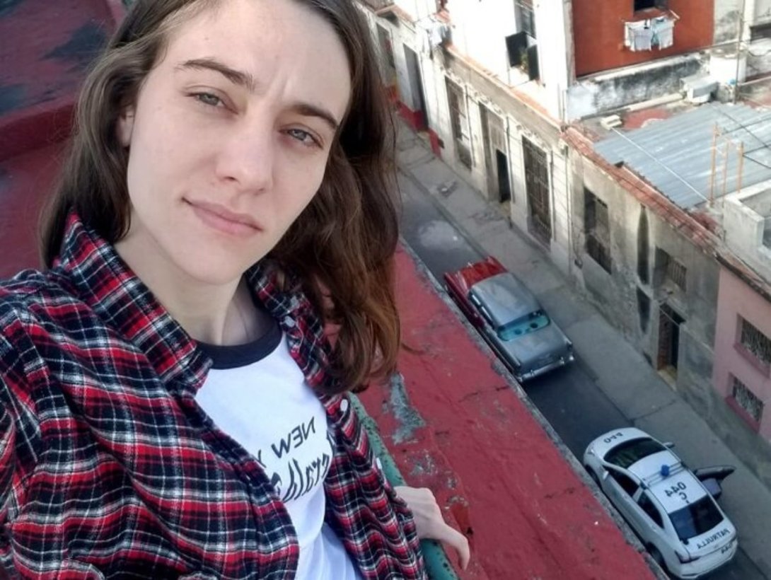 Camila Lobón bajo asedio policial