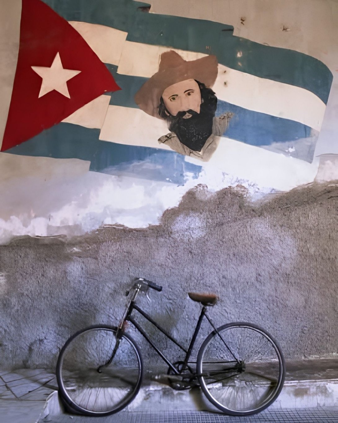 Pintura propagandística de Camilo Cienfuegos en una pared en Cuba.