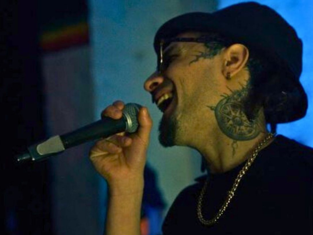 El Maxi, cantante del grupo musical La Dirty Vaina en la Brauni House Project, Berlín, Alemania (2026).