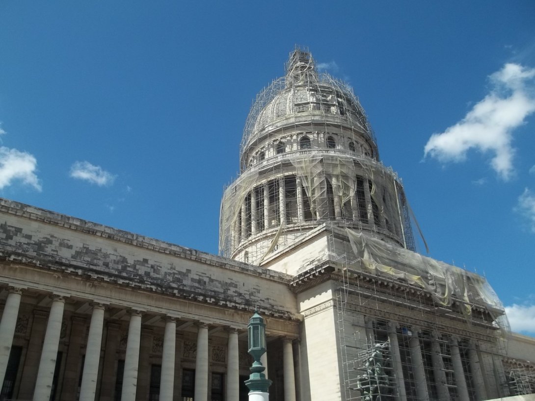Fotografía del capitolio en La Habana, envuelto en andamios.