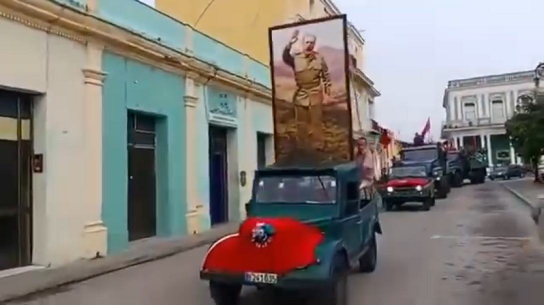 Pasean foto de Fidel por las calles de Cuba.