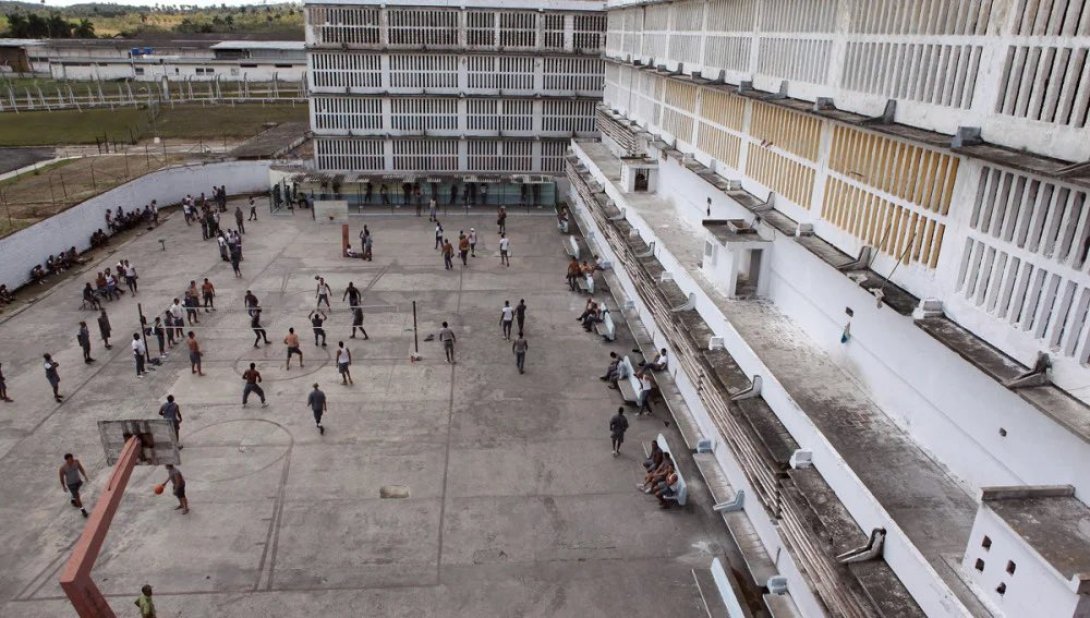 Presos en el patio de una cárcel cubana.