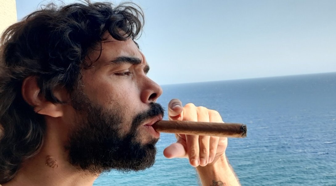 Carlos Lechuga, cineasta cubana, fuma un habano.
