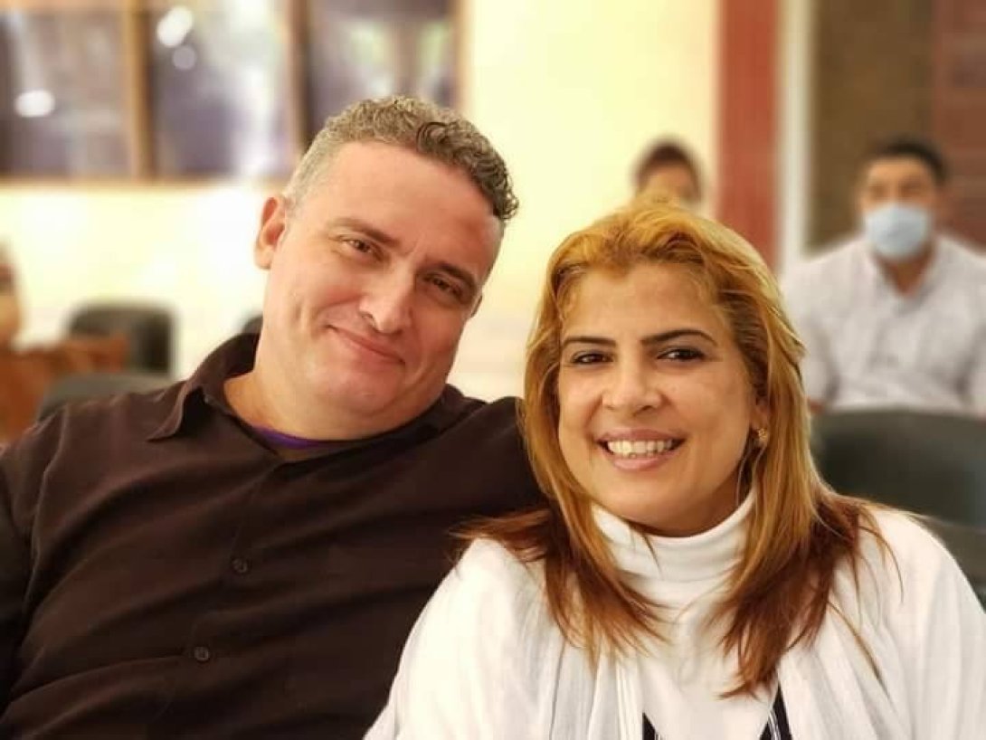 El pastor Carlos Macías junto a su esposa. 