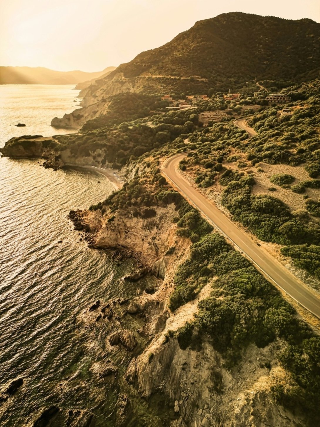 Carretera costera junto al Mediterráneo en Teulada, al sur de Cerdeña
