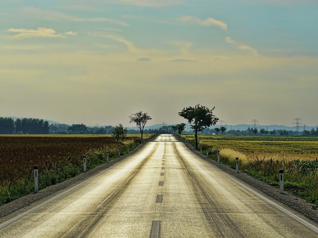 Vista de una carretera con el campo al final.