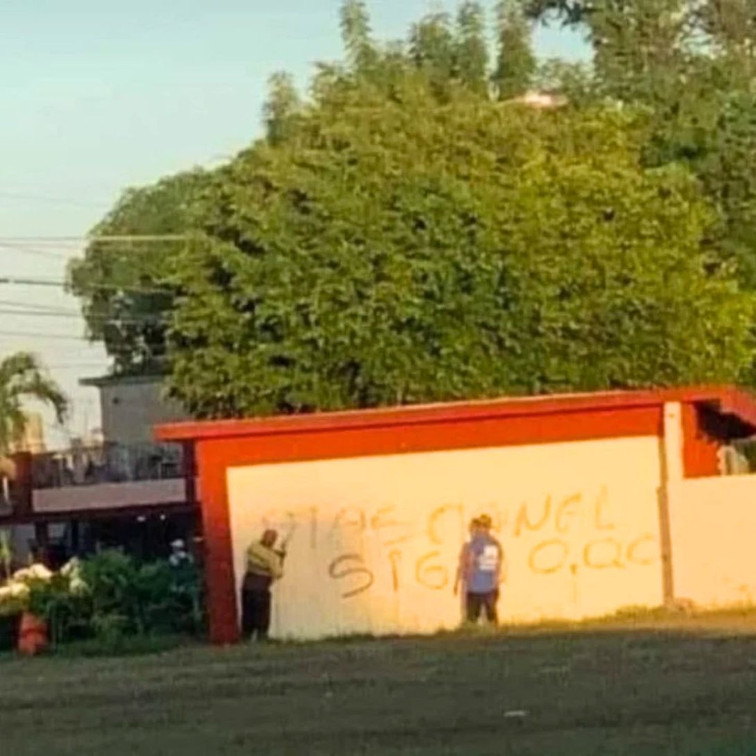 Cartel contra el régimen cubano en la sede del Partido Comunista de Cuba en Morón, Ciego de Ávila (septiembre de 2023).