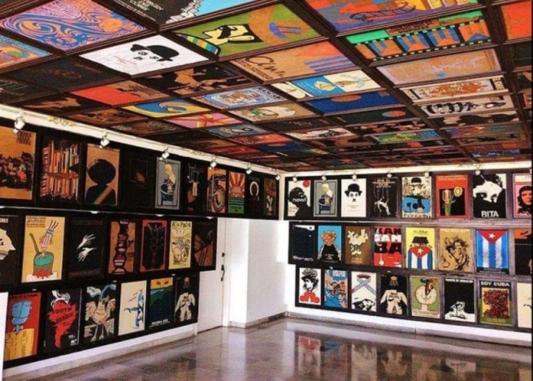 Exposición de carteles cubanos de cine en el Cine Chaplin.