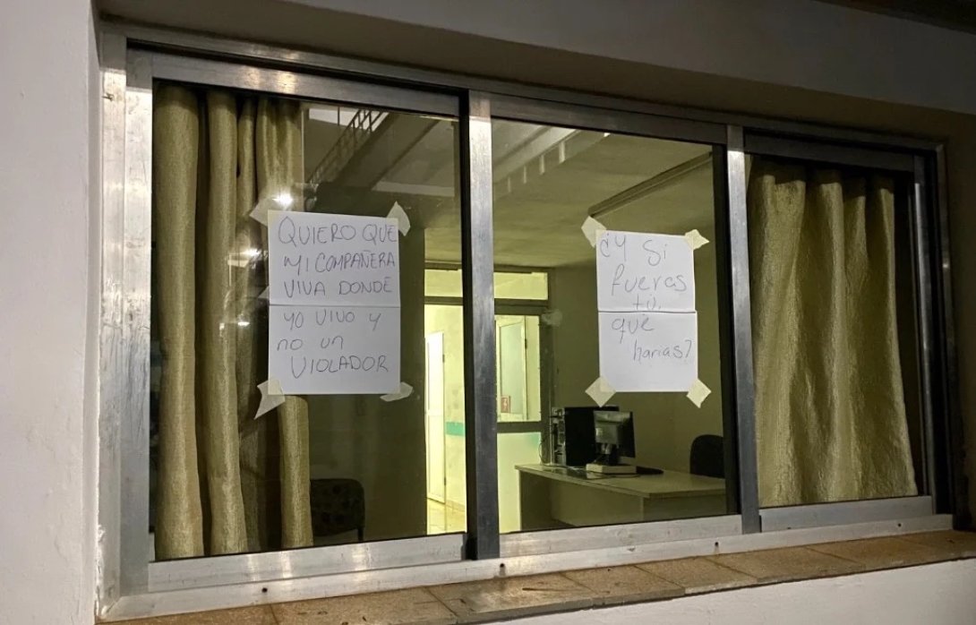 Carteles colocados por estudiantes en la EICTV.