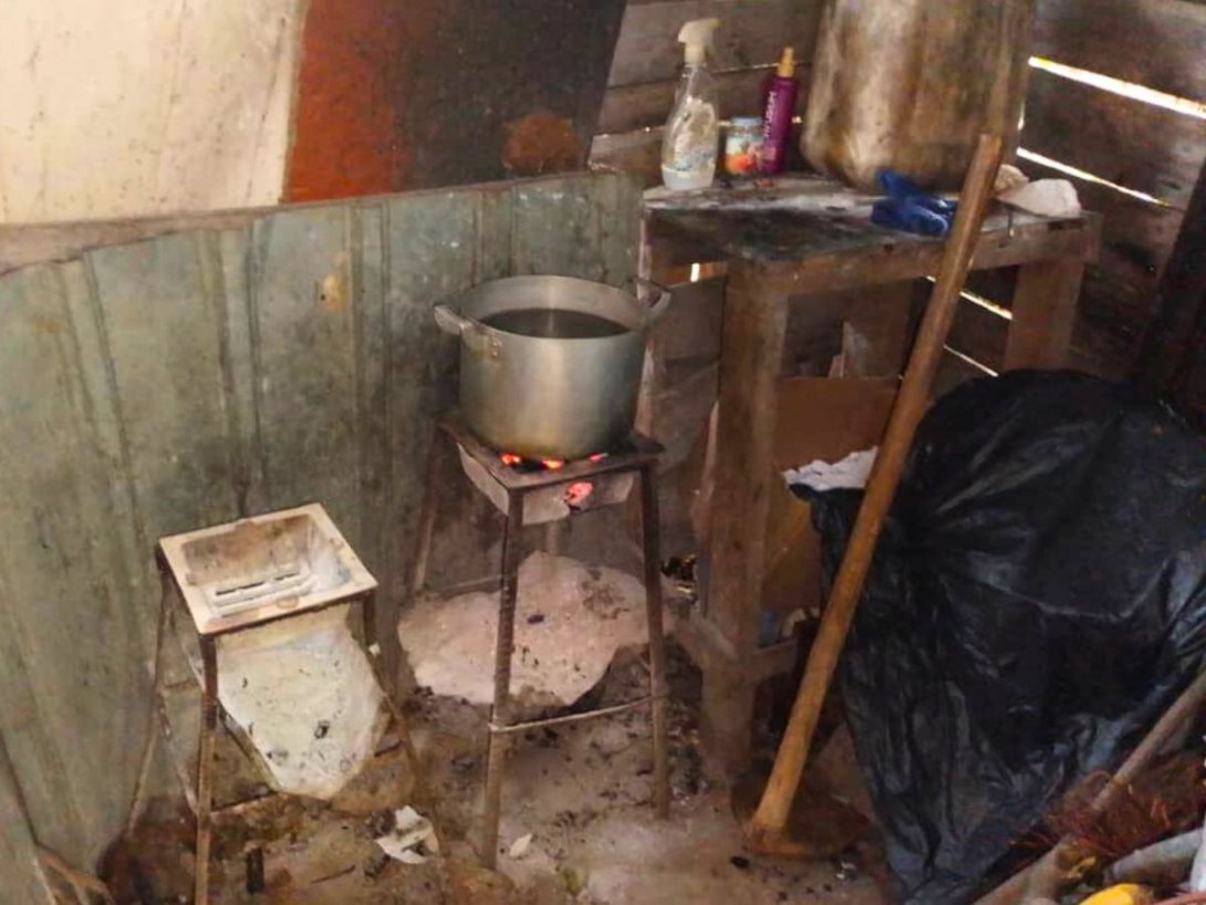 Cocina improvisada con armazón de silla durante la crisis energética en Cuba.