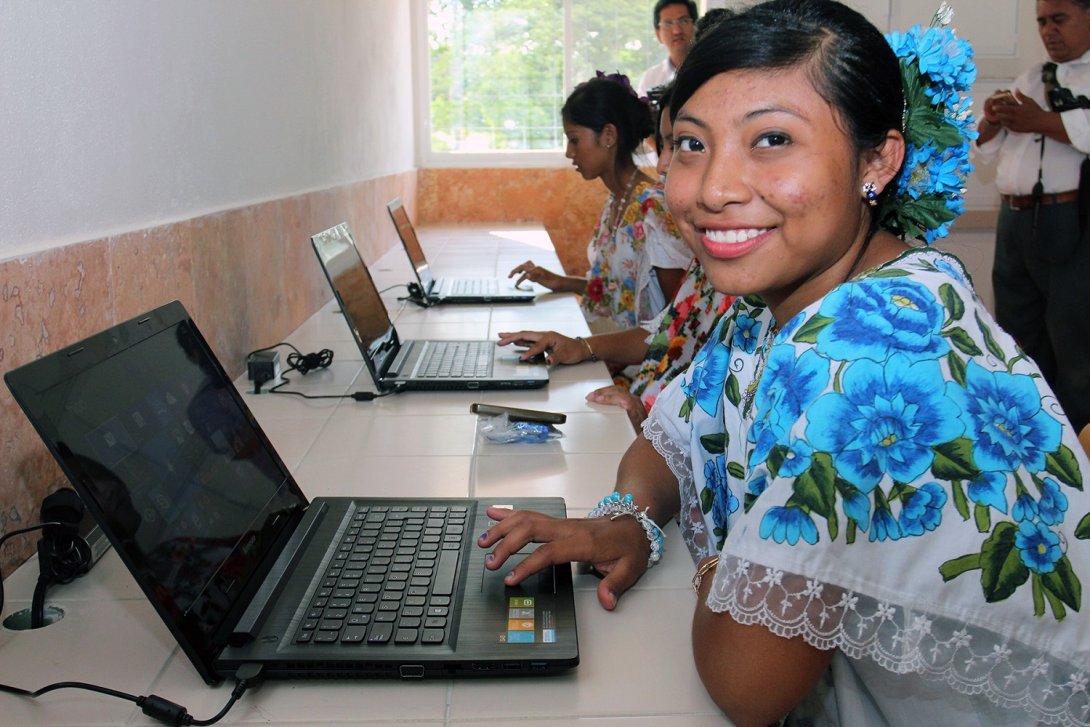 Indígenas mexicanos haciendo uso de computadoras