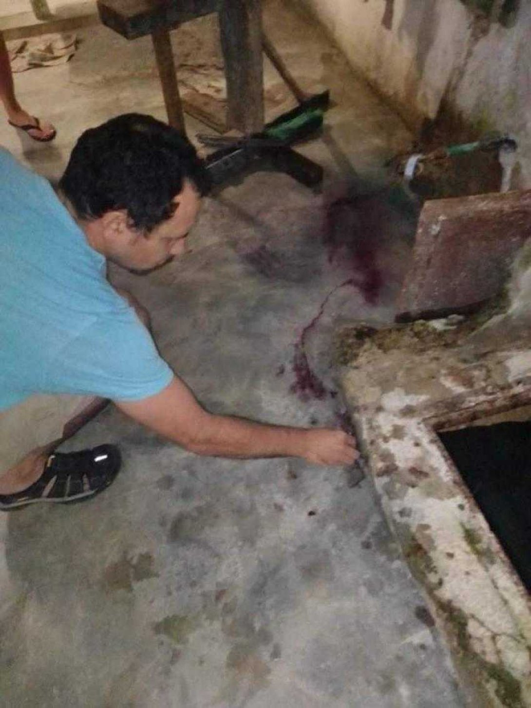 Oscar Casanella comprueba el líquido arrojado hacia la cisterna