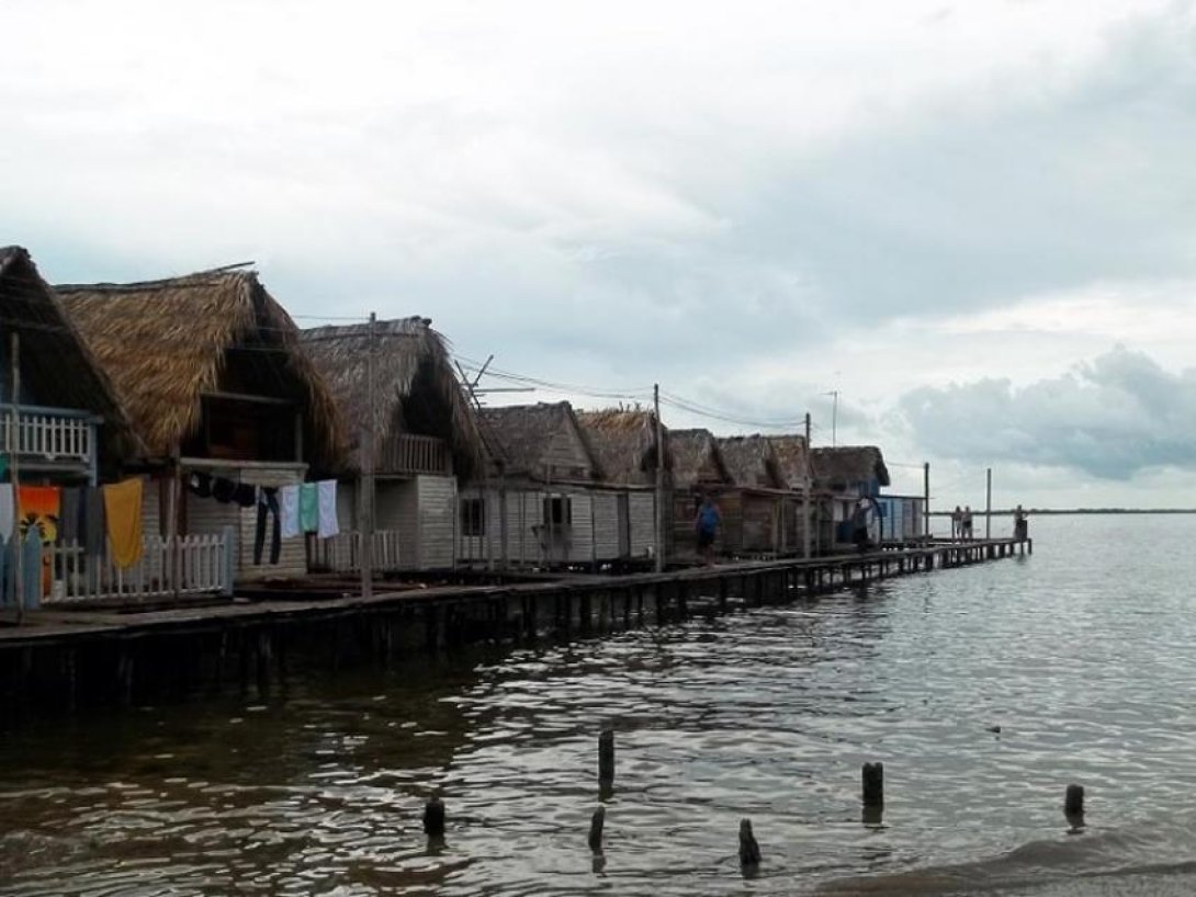 Casas rústicas  a orillas del mar. Foto: Francis Sánchez