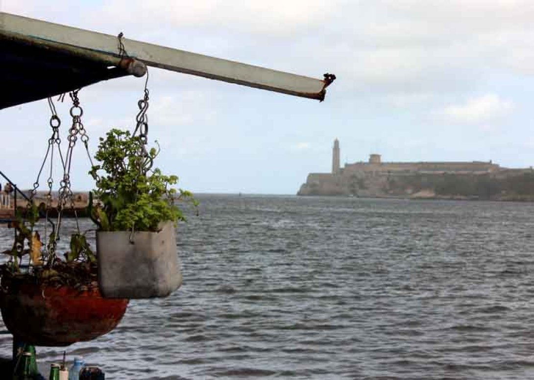 Vista del mar con el morro de La Habana de fondo