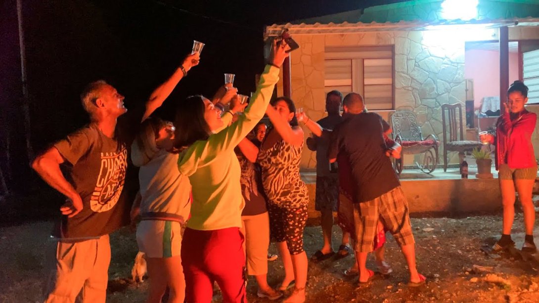 Cubanos celebran el año nuevo.