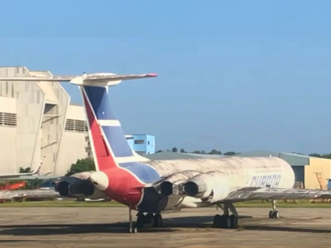 Aeronave desmantelada en el cementerio de aviones de Cubana de Aviación en La Habana.