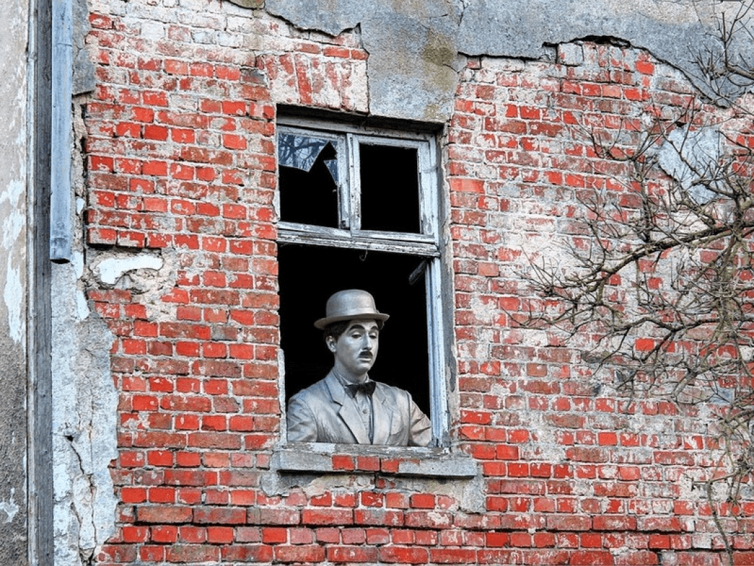 Charles Chaplin en la ventana. 