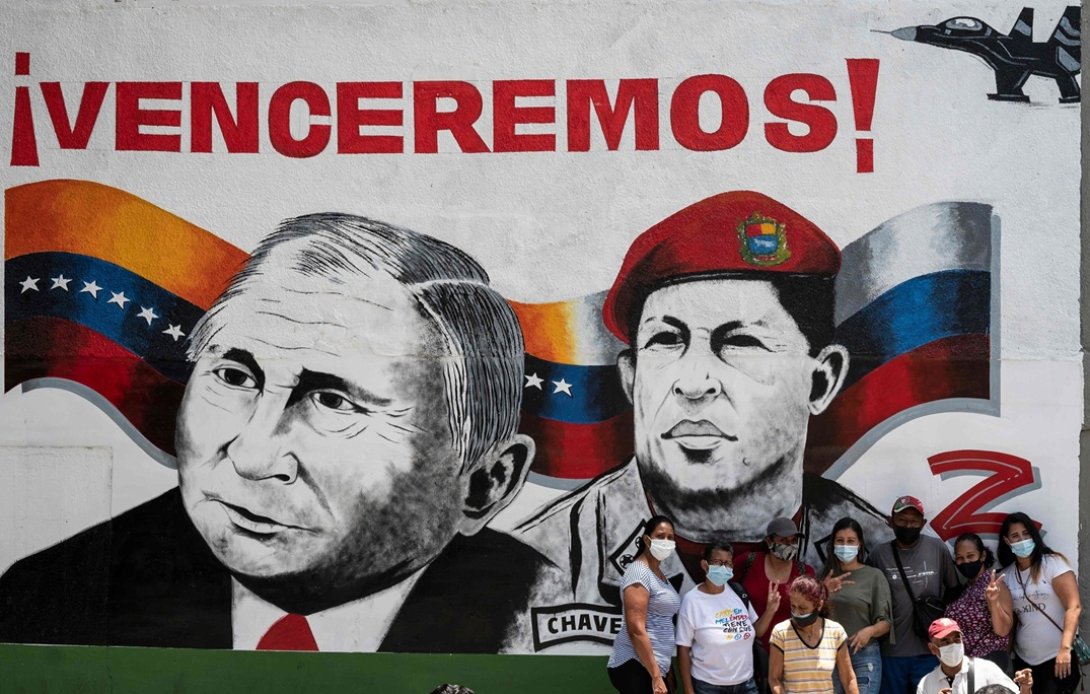 Mural propagandístico de izquierda en Venezuela con los rostros de Vladimir Putin y Hugo Chávez.
