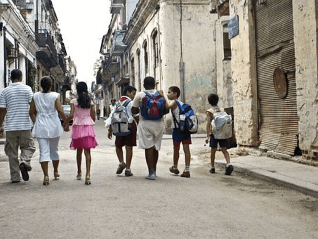 Grupo de personas caminando juntos.