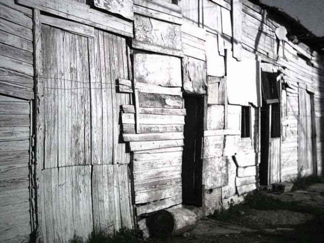 Fachada de choza de madera