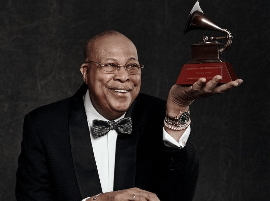 Chucho Valdés sosteniendo su Latin Grammy. 