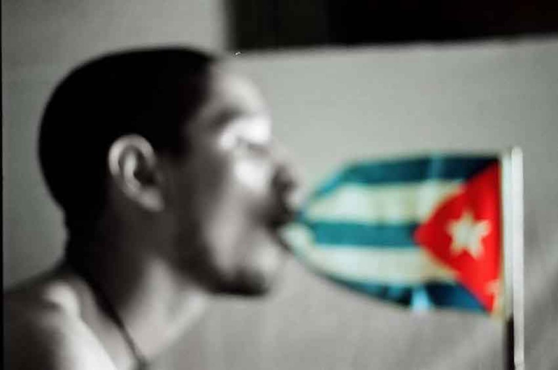 Hombre subsiona bandera. Foto: Asiel Babastro