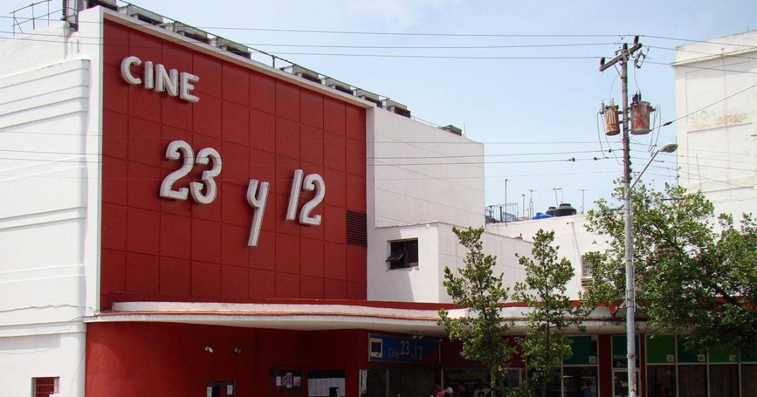 Fachada del cine 23 y 12 en La Habana
