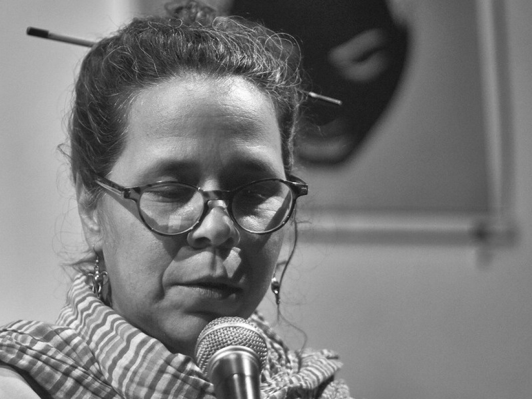 Claudia Expósito leyendo poesía en público.