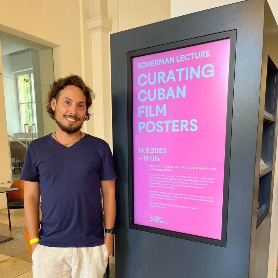 El diseñador cubano Claudio Sotolongo en el Museo de los cinco continentes en Münich, Alemania (2023).