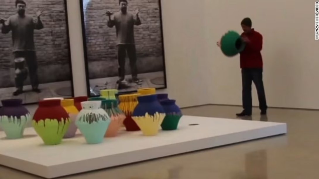 Máximo Caminero destruyendo la obra "Jarrones de colores" de Ai Weiwei en el Pérez Art Museum Miami (febrero de 2014). Captura de video.