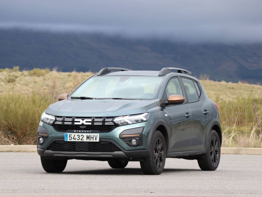 Coche Dacia Sandero en carretera.