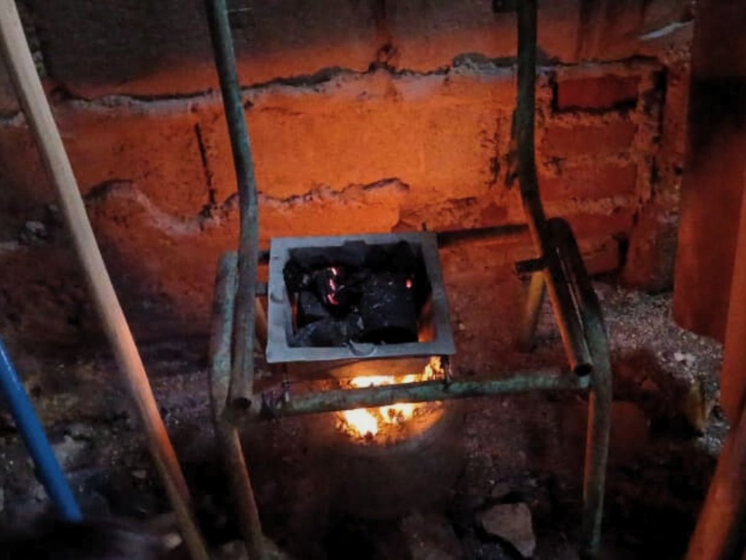 Cocina improvisada con armazón de silla durante la crisis energética en Cuba