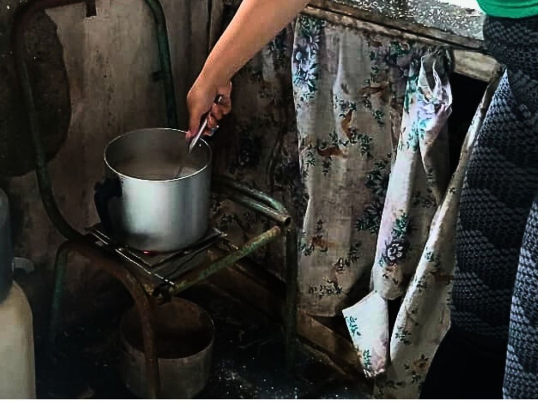 ´Cocina cubana improvisada con armazón de silla durante crisis energética.