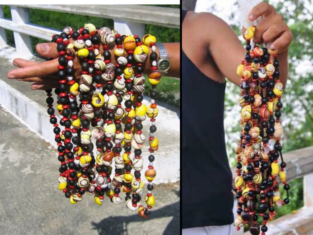 Collares artesanales de polimitas.