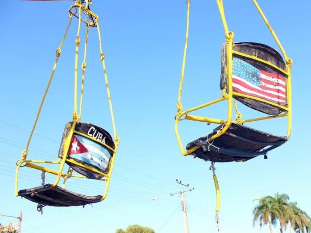 Columpios con banderas de Cuba y EUA. Foto: Francis Sánchez