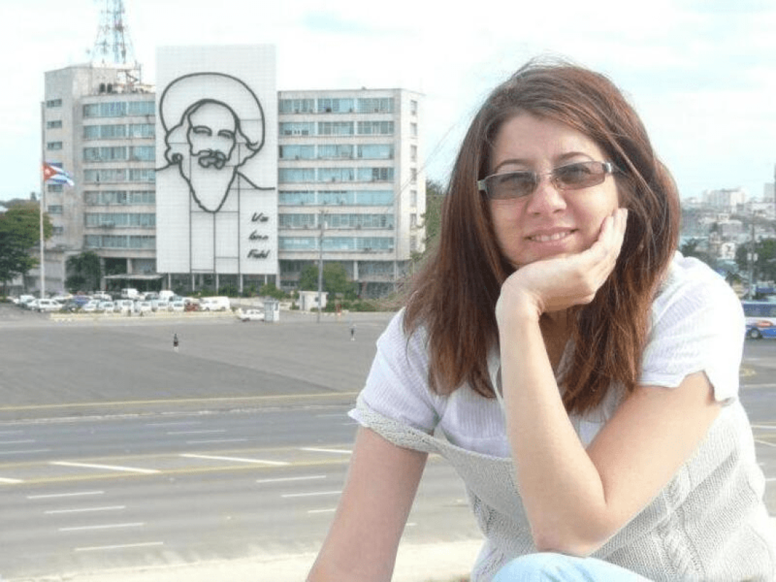 Mujer en la PLaza de la Revolución de La Habana.