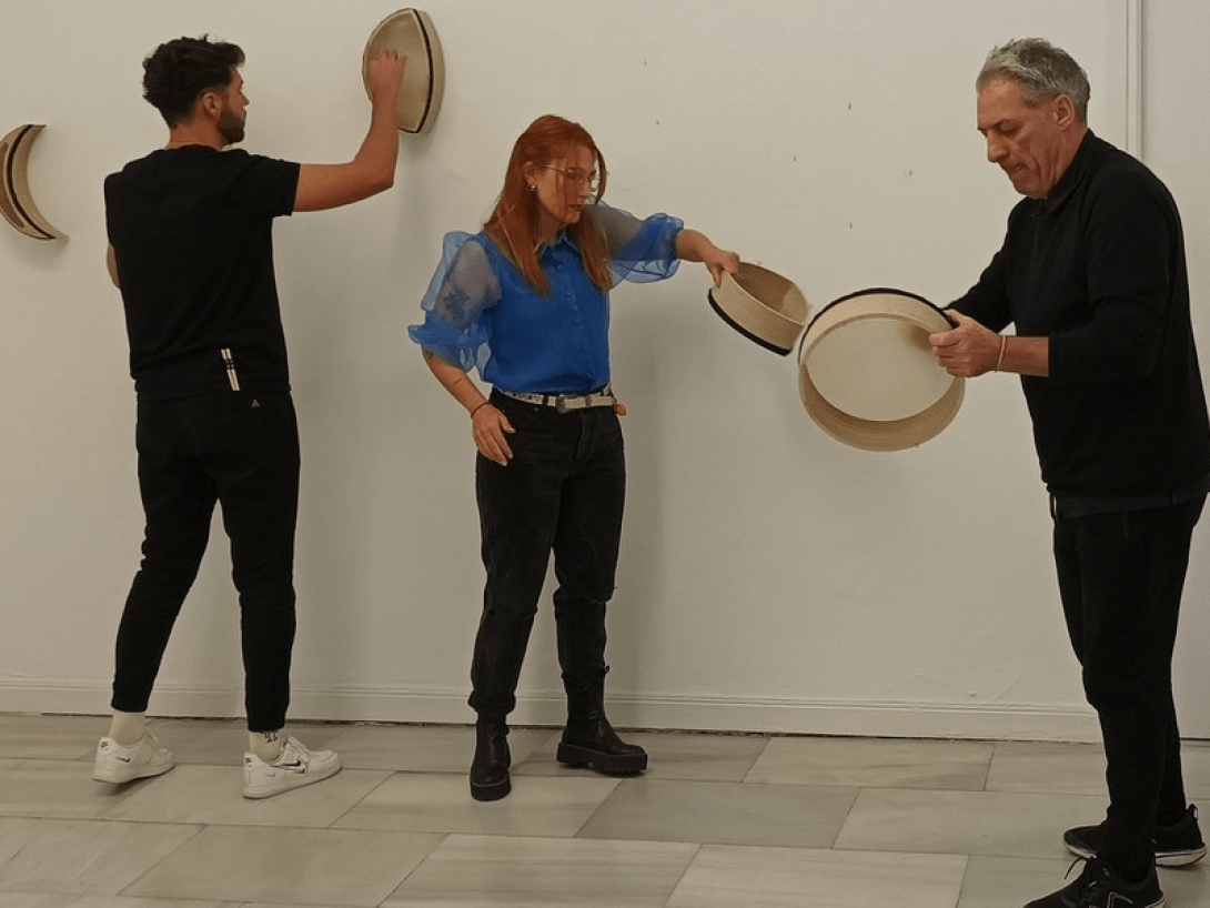 Glenda León, junto a otras personas, durante su exposición “El tiempo es un sonido que no escuchamos” en Madrid. 