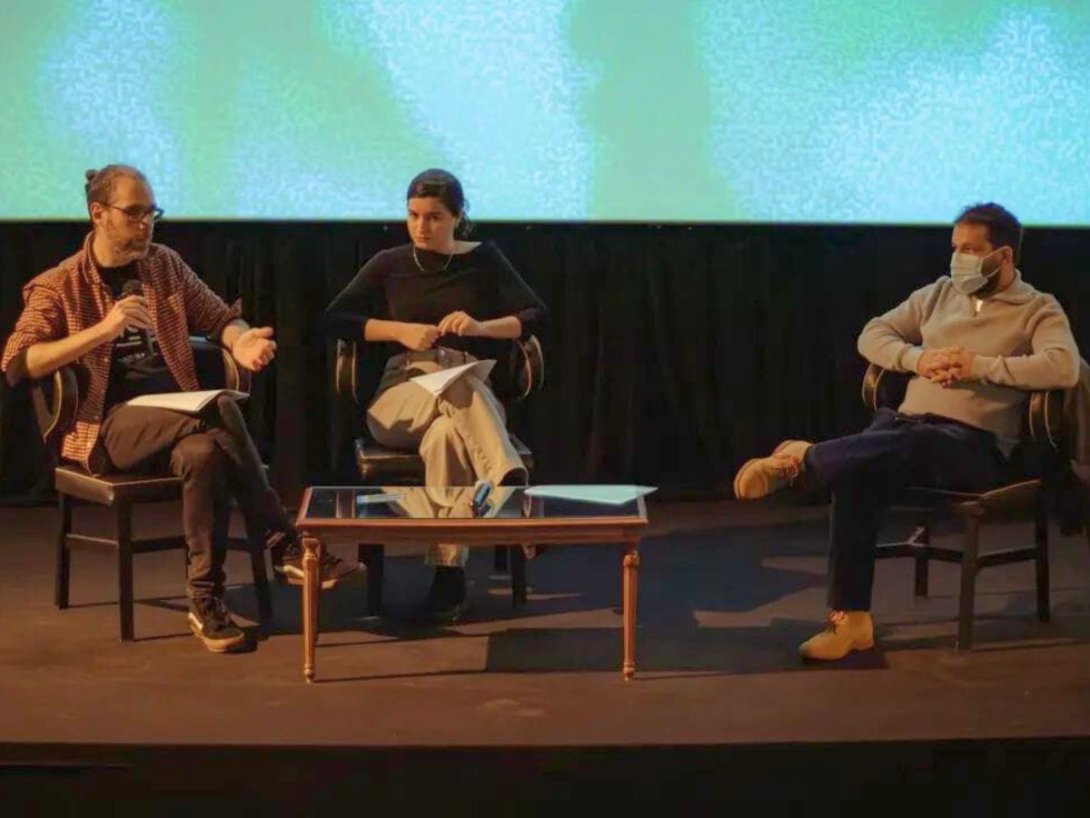 Iakovos Vroustis (izquierda) y Rafael Ramírez (derecha), organizadores del festival de cine y arte Etno☰Hauntología Vol. 1, en conferencia de prensa en Atenas, Grecia (enero de 2026).