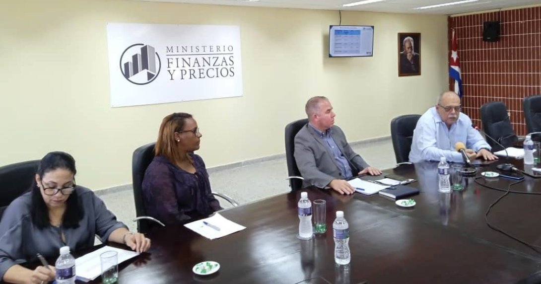 Funcionarios cubanos en conferencia de prensa.