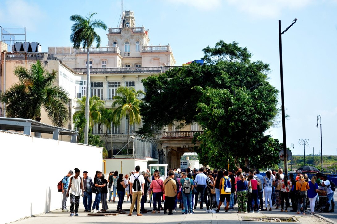 Cubanos en el Consulado de España en La Habana.