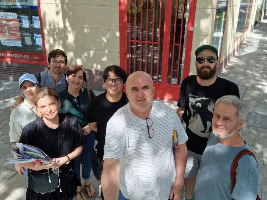 Periodistas y activistas cubanos después de haber intentado entregar la carta contra el fraude en el COnsulado Venezolano.