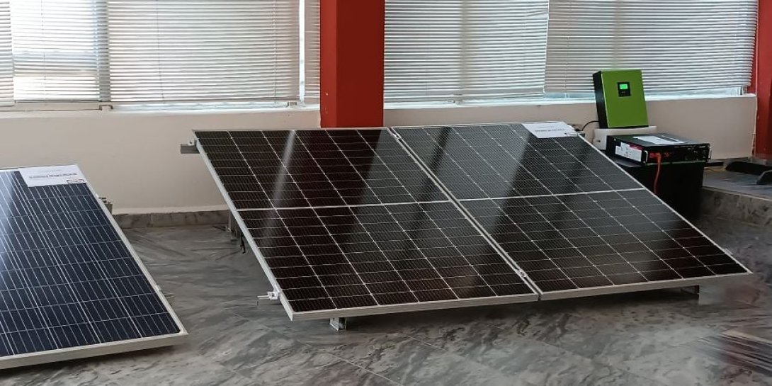 Venta de paneles solares por la empresa estatal cubana Copextel. 