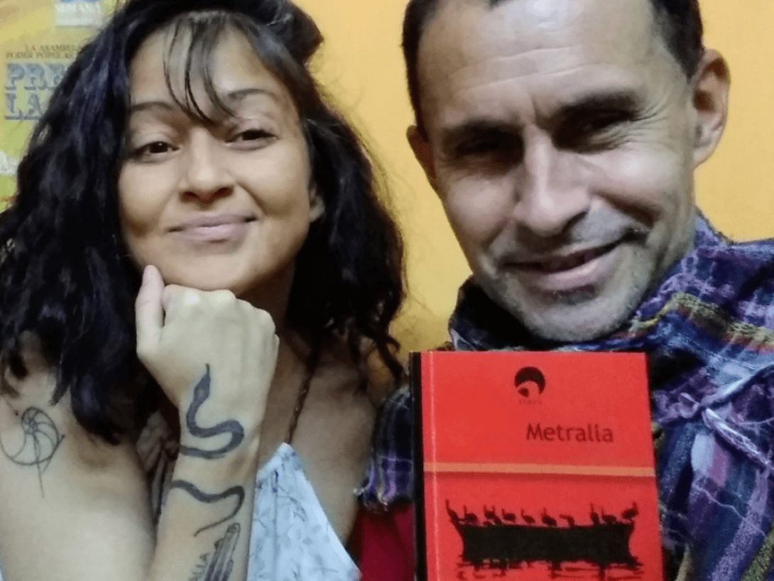 Zulema Gutiérrez Lozano y Ghabriel con el libro Metralla.