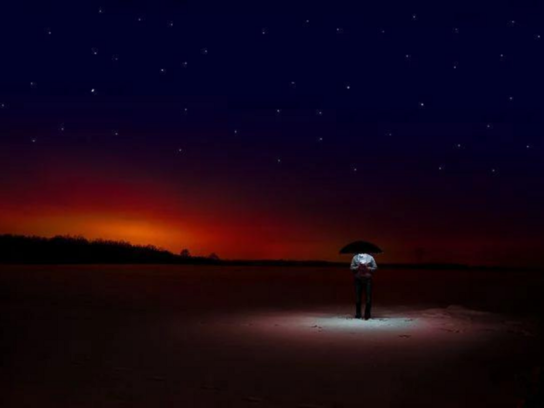 Persona sola en medio de la noche.