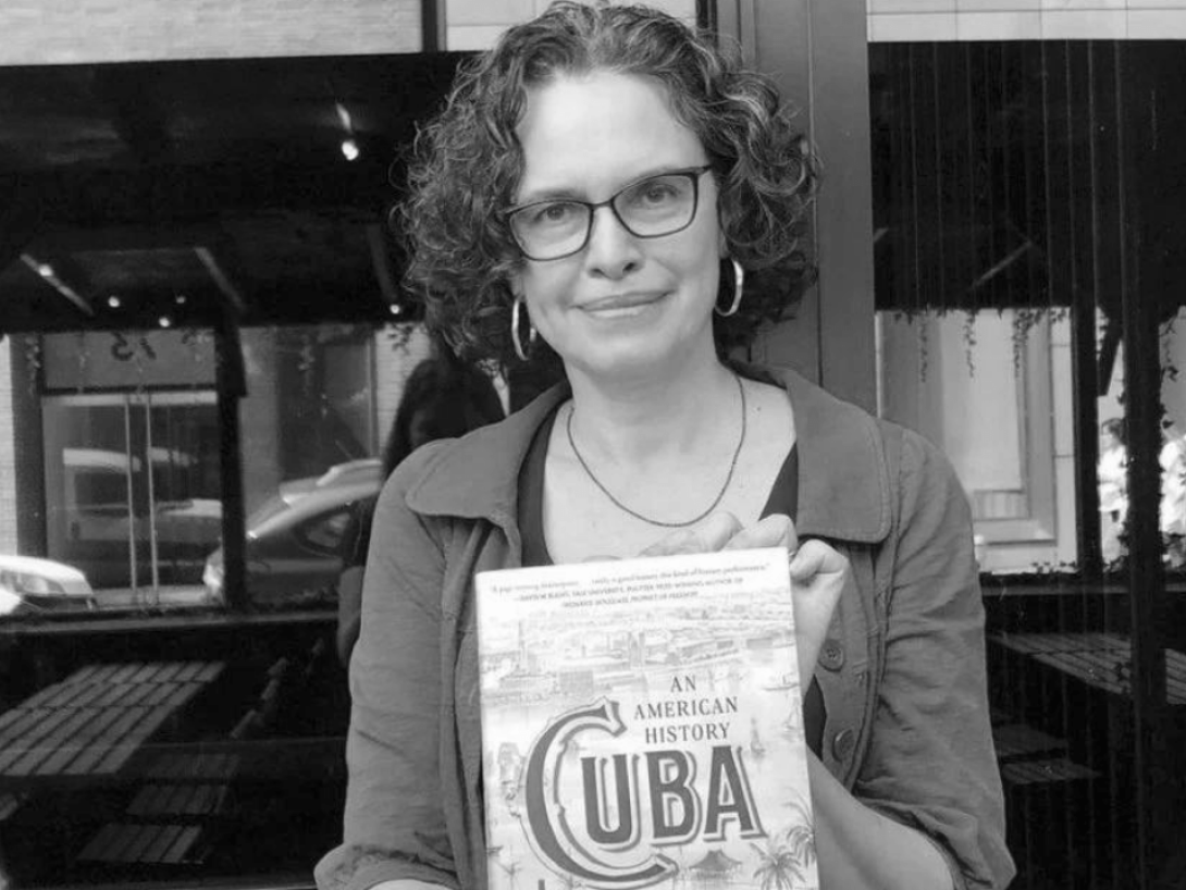 Dana Ferrer sosteniendo su libro.